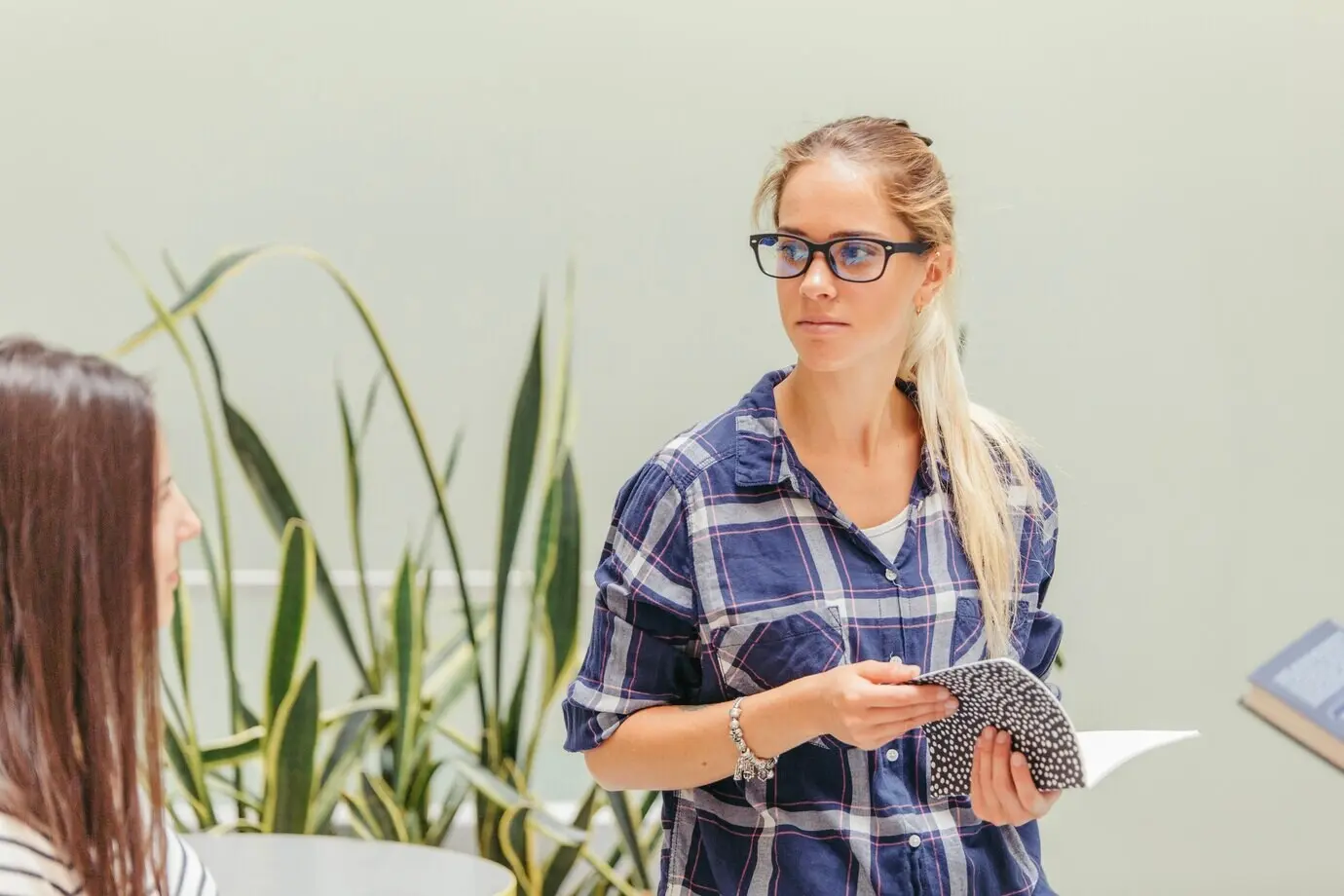 Симпатичная студентка с блокнотом