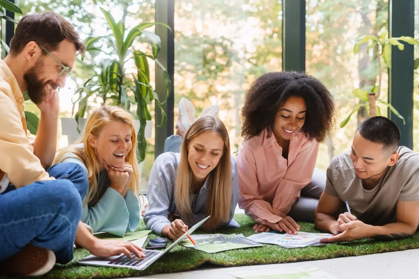 Люди, совместно работающие в техбренде.