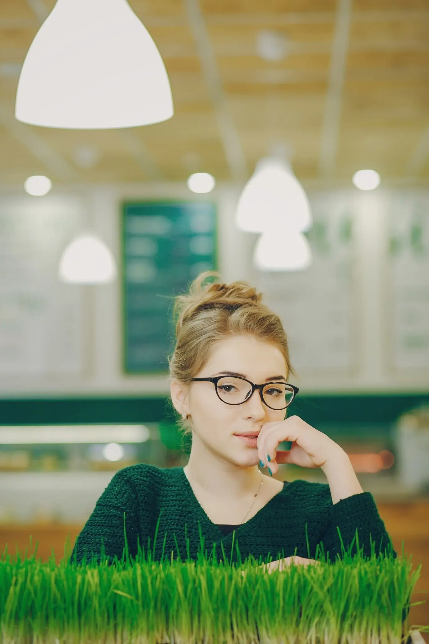 Девушка рядом с травой