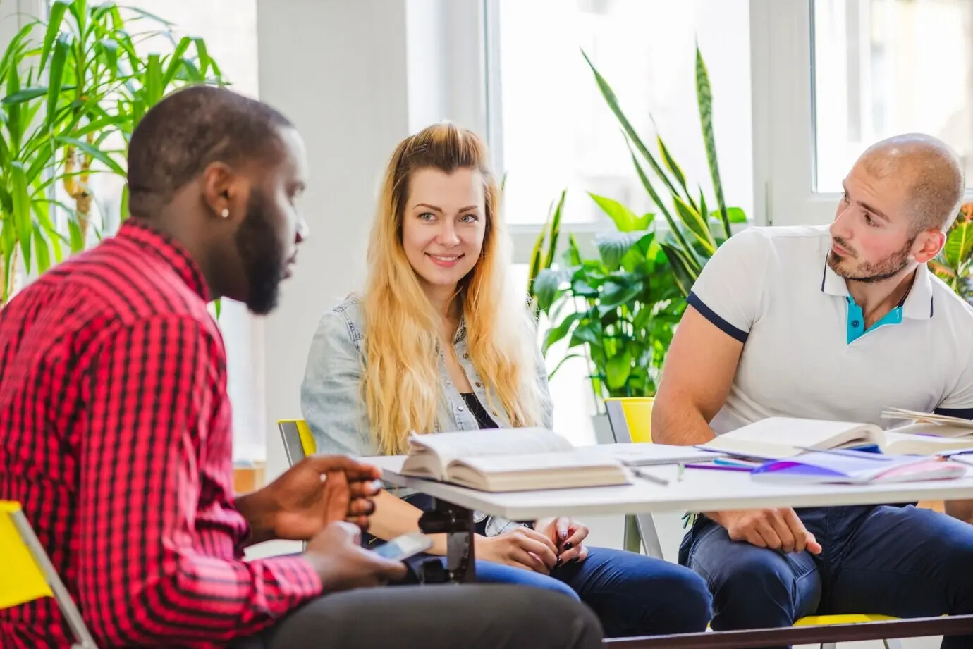 Молодые студенты, разные между собой, обсуждают идеи.